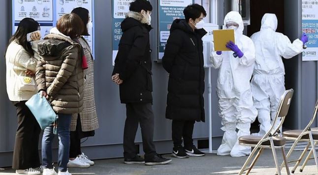 Tim medis melakukan pemeriksaan beberapa orang diduga terpapar virus corona. (Foto: AFP)