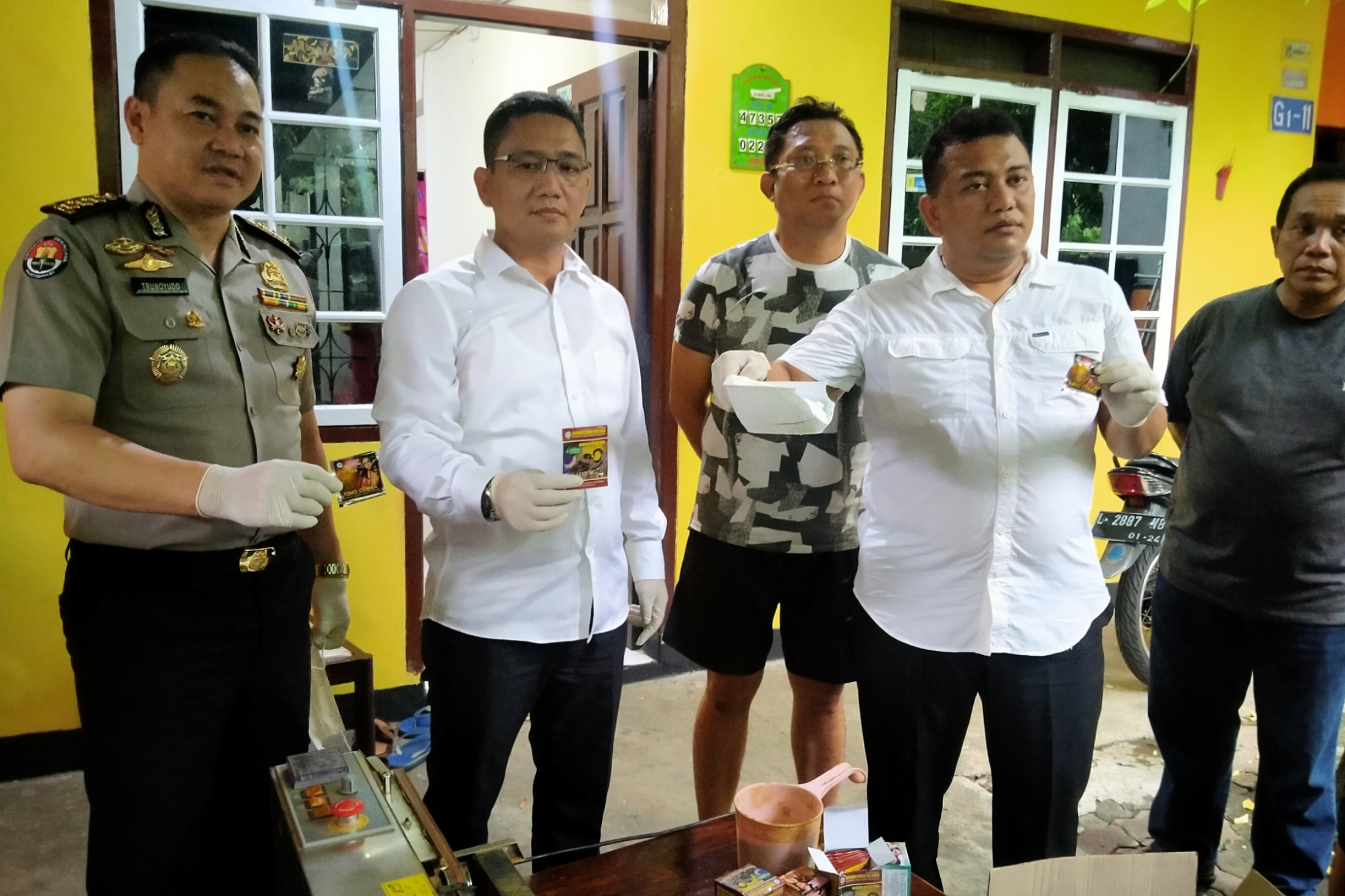 Direktur Ditresnarkoba Polda Jatim, Kombes Pol Cornelis M Simanjuntak (dua dari kiri), menunjukkan barang bukti obat kuat di Perumahan Babatan Pilang, Surabaya, Senin 24 Februari 2020. (Foto: Fariz Yarbo/Ngopibareng.id)