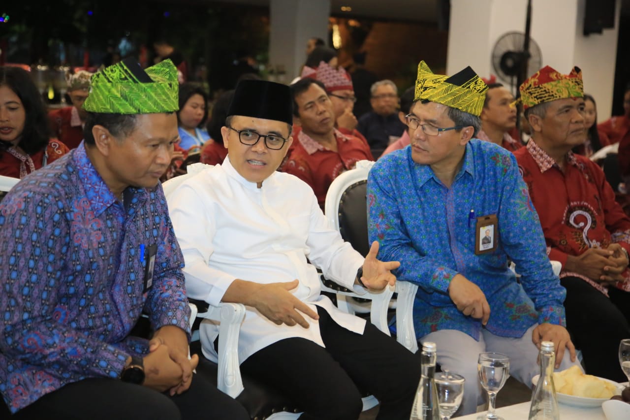 Bupati Banyuwangi Abdullah AzwarAnas dan General Manager PT PLN Distribusi Jawa Timur Bob Saril (pakai udeng hijau), saat peresmian jaringan listrik di TN Alas Purwo beberapa hari lalu. (Foto: Istimewa)