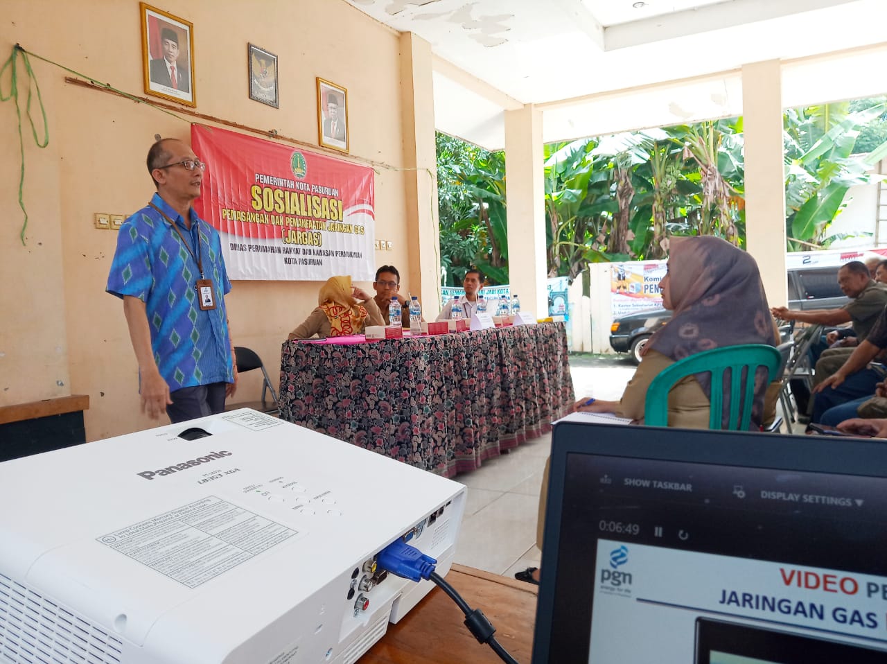 Hamalsyahan, Strategic Stakeholder Management PT. PGN saat melakukan sosialisasi di depan warga di Pendopo Kelurahan Bakalan, Jalan Hasyim Asy'ari Kota Pasuruan, Senin 24 Februari 2020 kemarin.  (Ni'am Kurniawan/Ngopibareng.id)