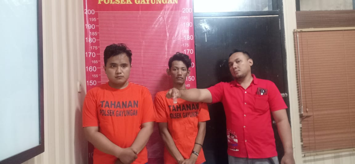 Dua tersangka, Abdul Wahab dan Idris Affandi saat di Polsek Gayungan (Foto: Istimewa)