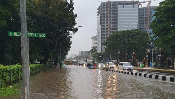 Banjir di Jalan Merdeka Timur, titik terdekat dengan Istana Merdeka yang terletak di Jalan Medan Merdeka Utara. (Foto: Asmanu Sudharso/Ngopibareng.id)