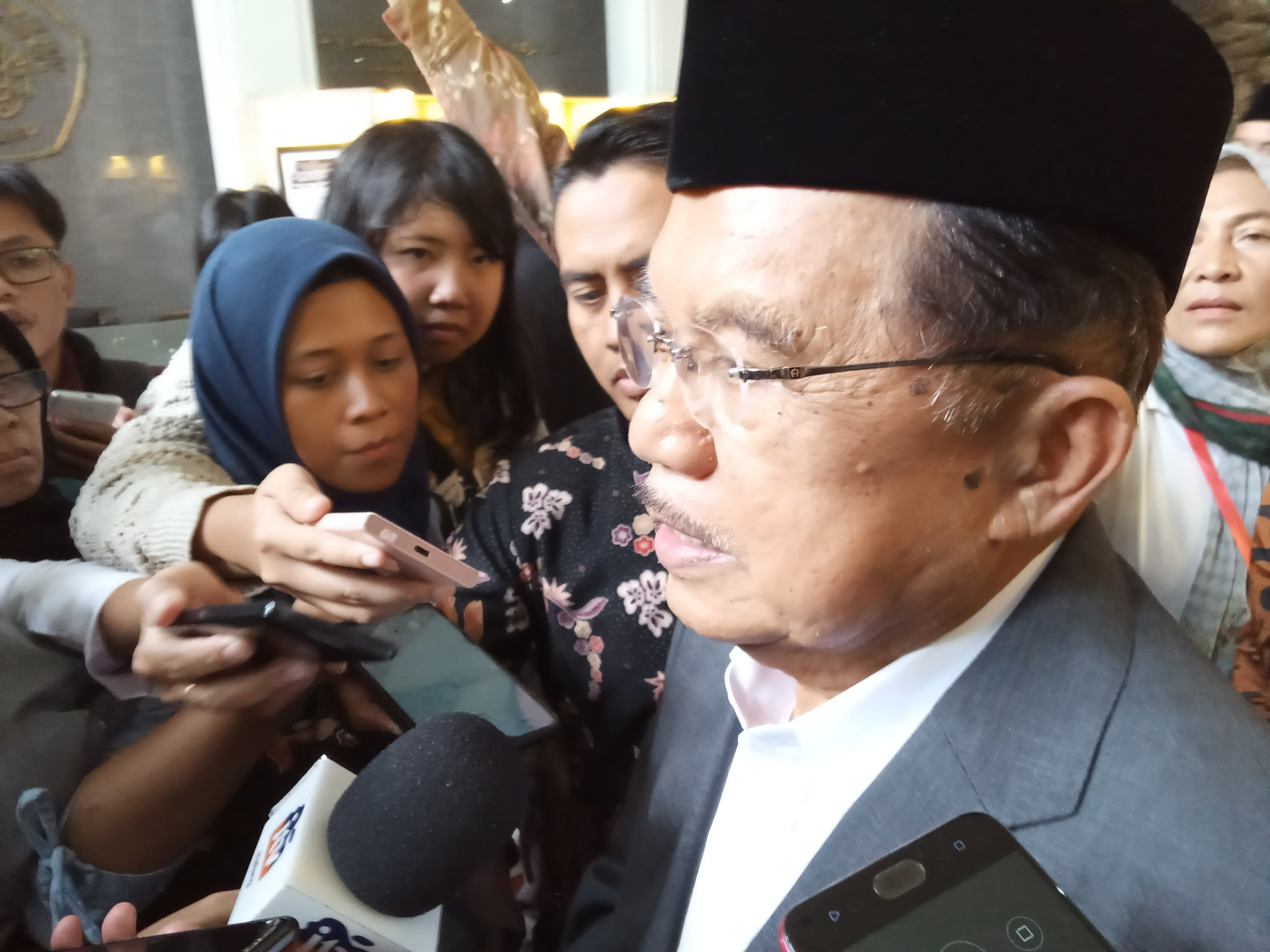 Mantan Wakil Presiden Jusuf Kalla (JK) usai mengisi acara di UIN Maliki Malang, Jawa Timur. (Foto: Lalu Theo/Ngopibareng.id)