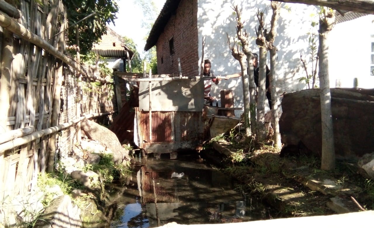 Keberadaan ‘WC helikopter’ menandai masih buruknya sanitasi di Kota Probolinggo. (Foto: Ikhsan Mahmudi/ngopibareng.id)