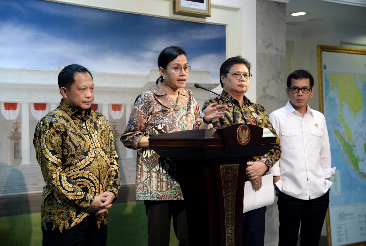 Menteri Keuangan (Menkeu) Sri Mulyani dalam rapat terbatas (Ratas) soal virus corona bersama Presiden Joko Widodo dan Wapres Ma'ruf Amin beserta jajaran menteri terkait di Kantor Presiden Istana Negara Jakarta Pusat, Selasa 25 Februari 2020. (Foto: BPMI Setpres)