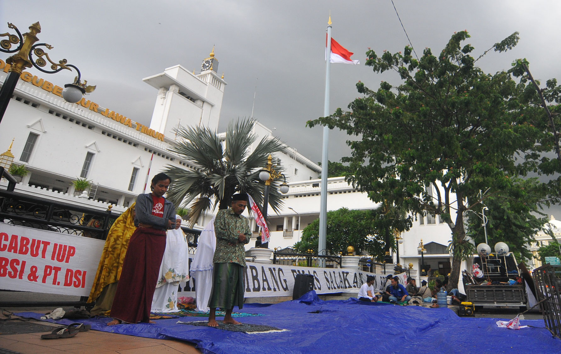Warga Tumpang Pitu Banyuwangi, sholat Ashar depan kantor Gubernur Jawa Timur. (foto : Erfan Hazransyah/ngopibareng.id)