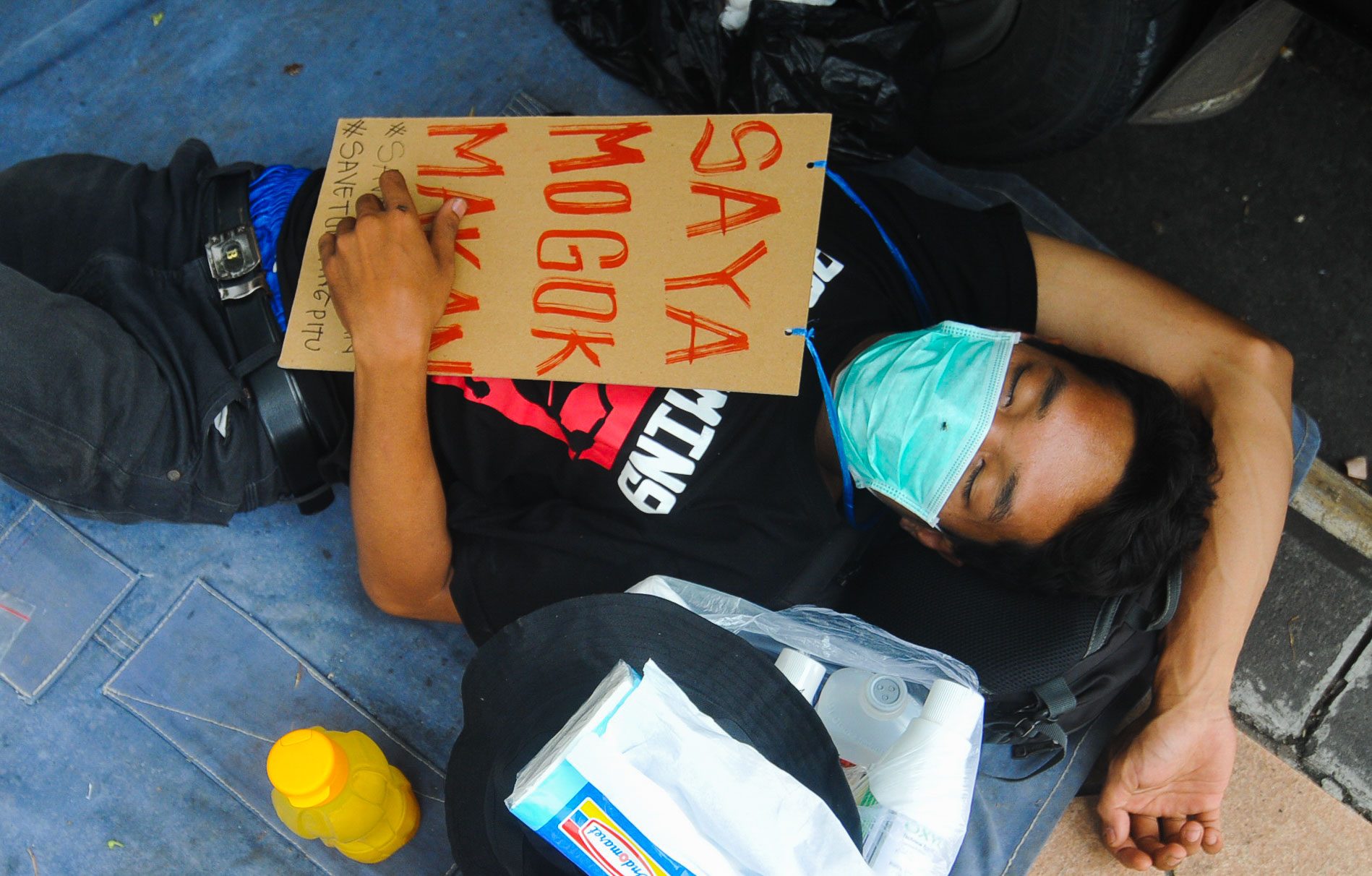 Warga Tumpang Pitu Banyuwangi, yang melakukan aksi mogok makan tampak tertidur di depan kantor Gubernur Jawa Timur. (foto : Erfan Hazransyah/ngopibareng.id)