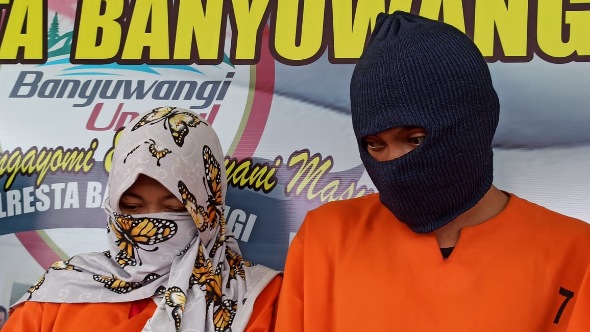 Pasangan suami istri pelaku pencurian sepeda motor yang diamankan polisi (Foto: Hujaini/Ngopibareng.id)