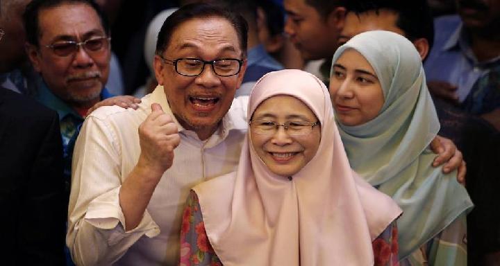 Politisi senior Malaysia, Anwar Ibrahim bersama isteri dan putrinya. (Foto: Istimewa)