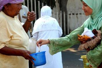 Bersedekah merupakan praktik dari kesalehan sosial. (Foto: Istimewa)