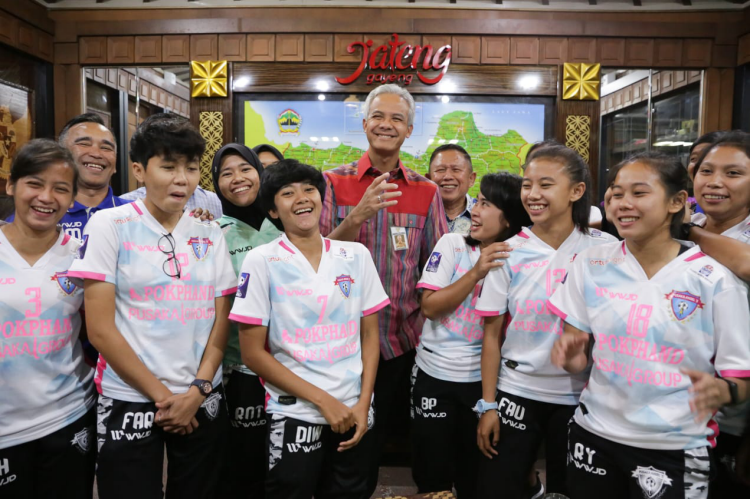 Gubernur Jawa Tengah Ganjar Pranowo bersama tim futsal putri. (Foto: Humas/Jawa Tengah)