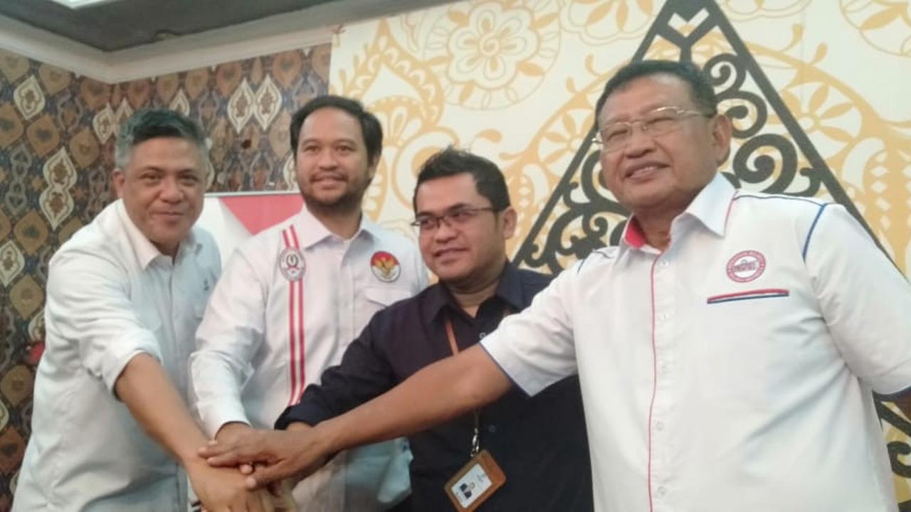 Direktur Infrastruktur dan Teknologi PGN, Redy Ferryanto (kedua dari kanan) berfoto bersama dengan Wakil Ketua Umum PBVSI, Bambang Suedi. (Foto: Liputan6.com/Cakra)