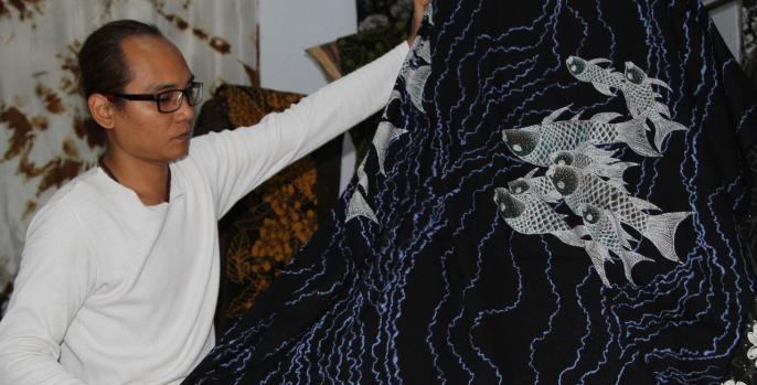 Ferry Sugeng Santoso memamerkan produk batik motif baru khas Pasuruan. (Foto: Dok Humas)