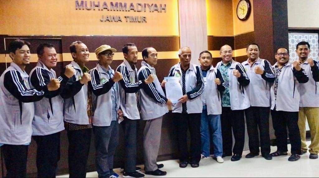 PWM Jatim dan Pengurus Semeru FC. (Foto: PWM Jatim)