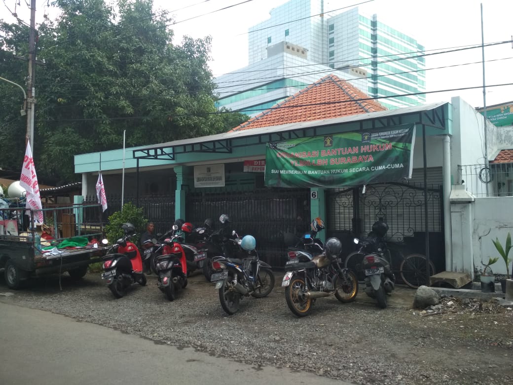 Kantor LBH Surabaya yang sempat digeruduk massa ormas. (Foto: Andhi Dwi/Ngopibareng.id)