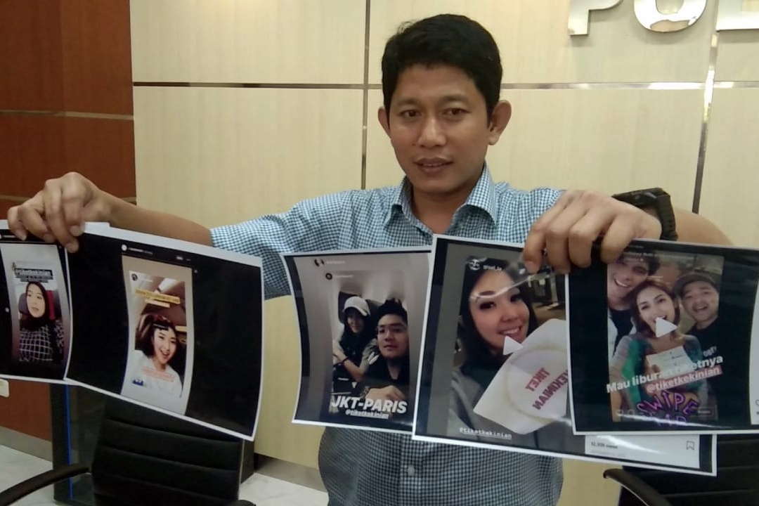 Kasubdit V Cyber Ditreskrimsus Polda Jatim, AKBP Catur Cahyono Wibowo, menunjukkan barang bukti capture endorse para artis. (Foto: Fariz Yarbo/Ngopibareng.id)