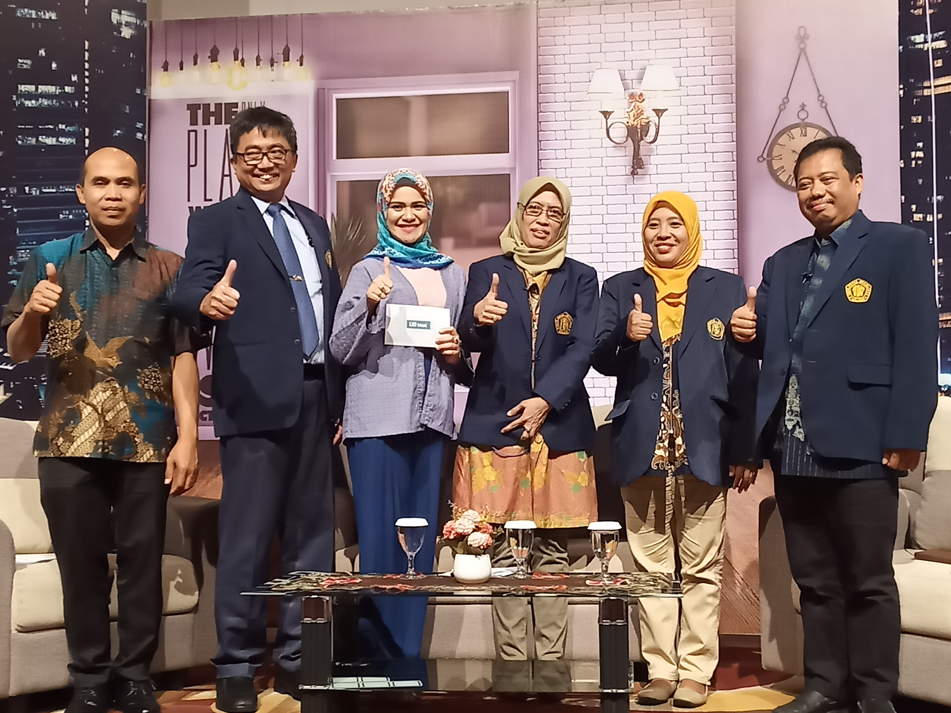 Wakil Rektor I UB, Bidang Akademik, Aulani'am (tiga dari kanan) saat mengisi acara di UB TV. (Foto: Lalu Theo/Ngopibareng.id)