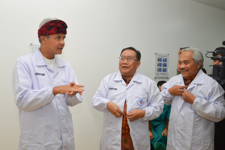 Gubernur Jawa Tengah Ganjar Pranowo saat berada di Pabrik Farmasi Antiretroviral PT Sampharindo Retroviral Indonesia di Tambak Aji, Semarang, Kamis, 27 Februari 2020. (Foto: Humas/Jawa Tengah)