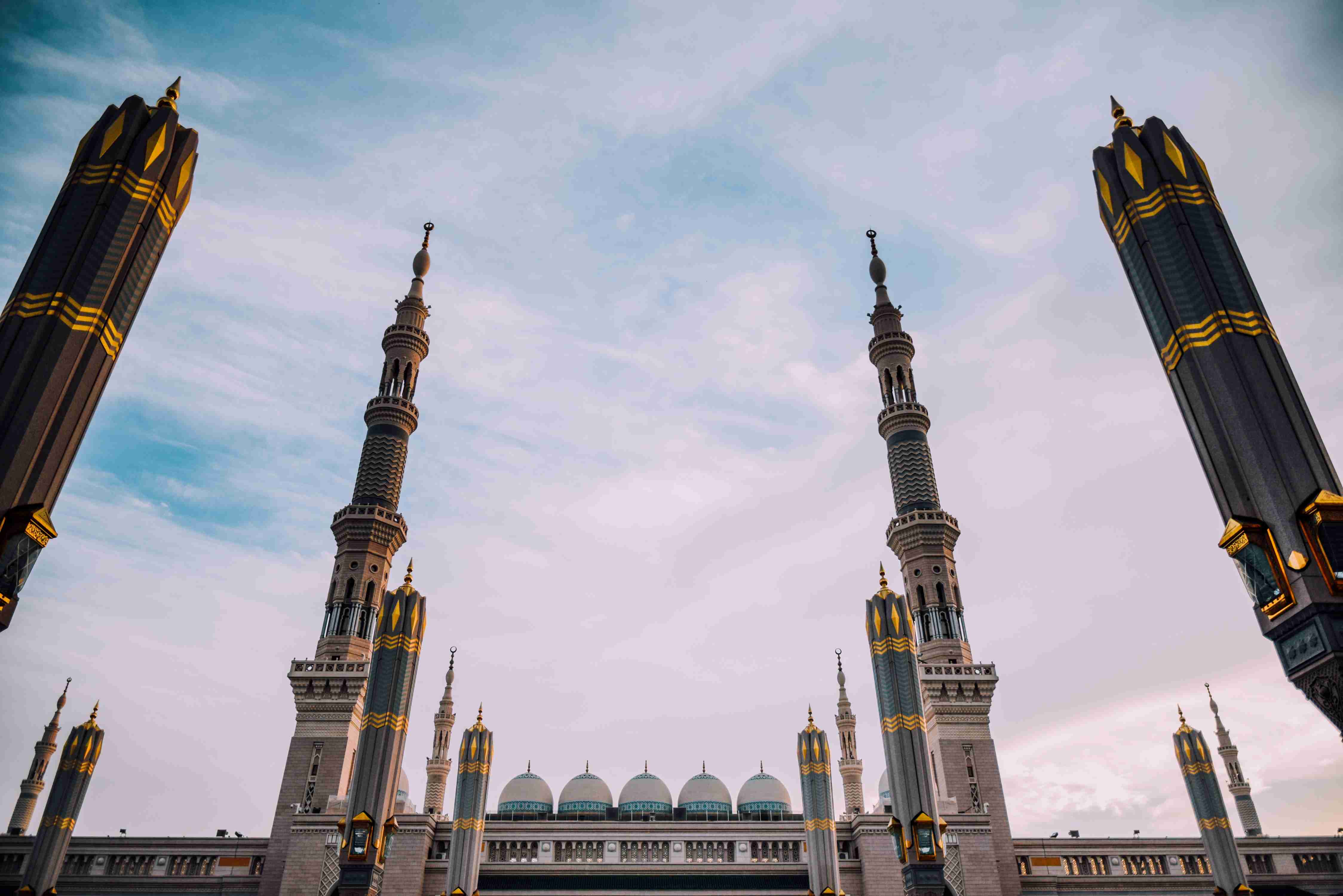 Minaret masjid. Pemerintah Arab Saudi juga menutup kunjungan ke Masjid Nabawi. (Foto: unsplash)