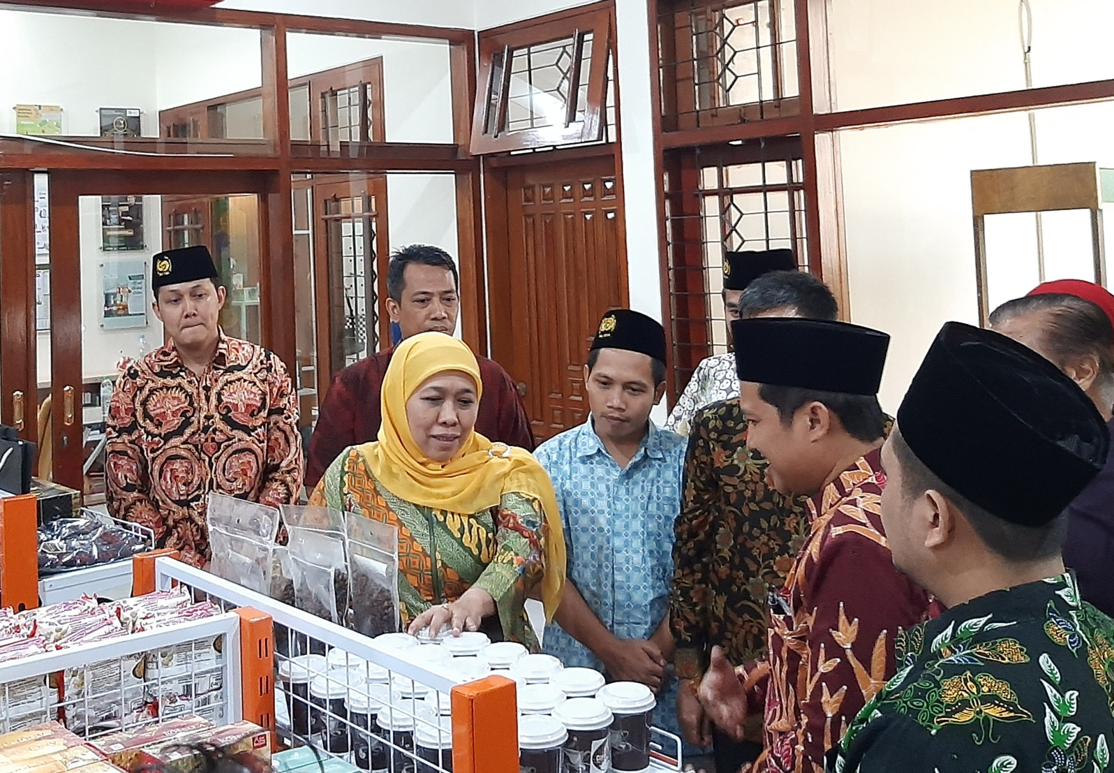 Khofifah Indar Parawansa ditemui saat mengunjungi Opop di Unusa. (Foto:Pita Sari/Ngopibareng.id)