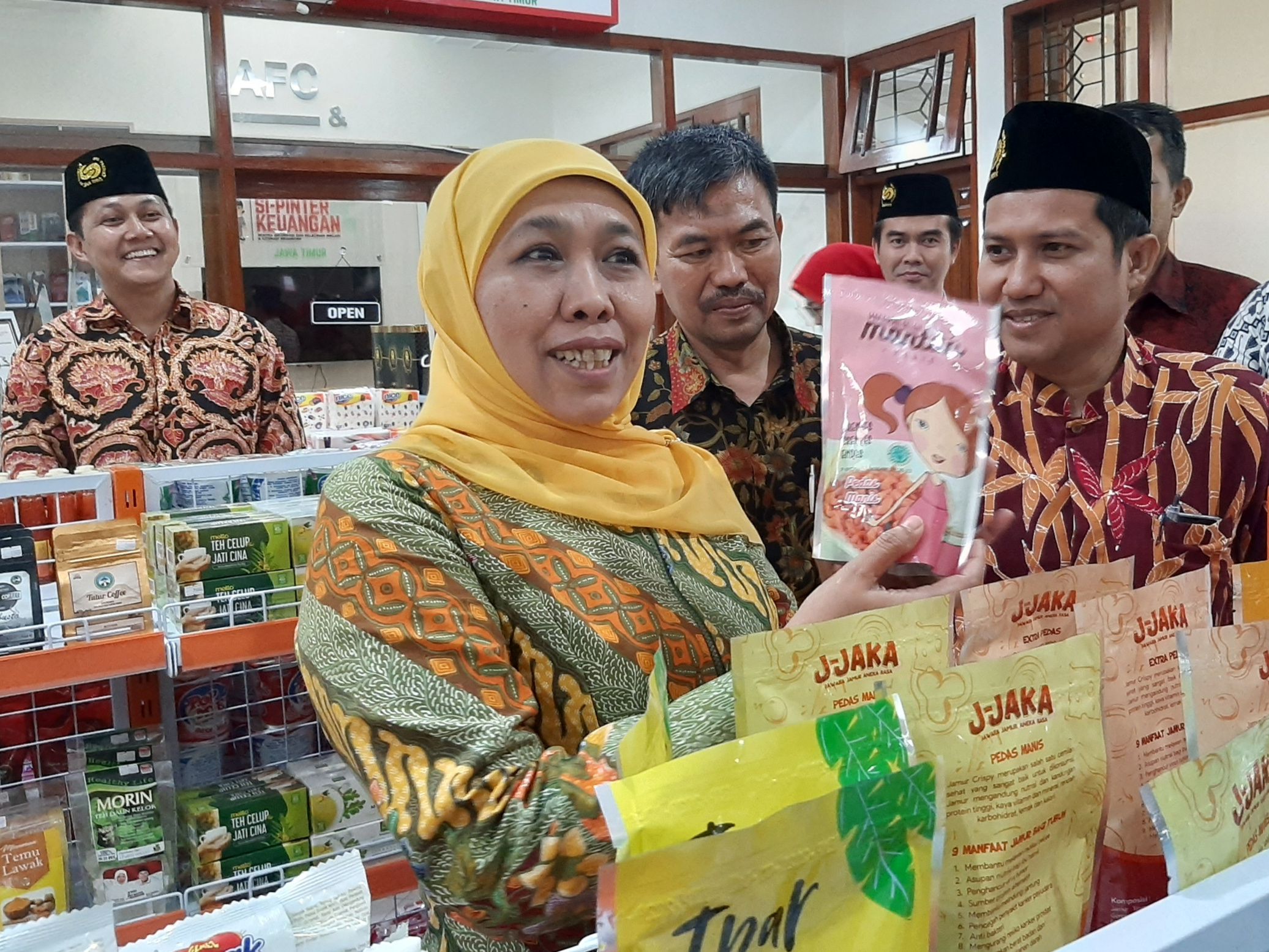 Gubernur Jatim, Khofifah Indar Parawansa saat meninjau produk mamin di training center OPOP Unusa. (Foto: Pita Sari/Ngopibareng.id)