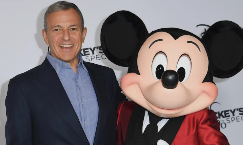 Bob Iger pose bersama Mikey Mouse dari Disney. (Foto: Disney)