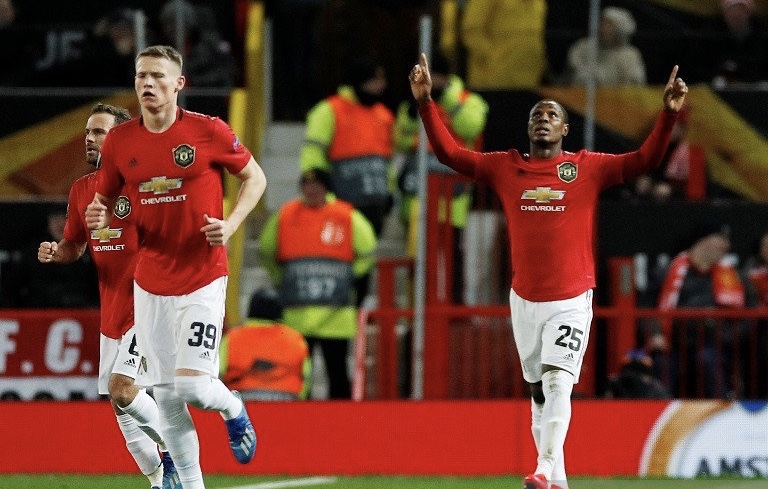 Penyerang Manchester United Odion Ighalo (kanan) melakukan selebrasi seusai mencetak gol kedua timnya ke gawang Club Brugge. (Foto: Reuters/Antara)