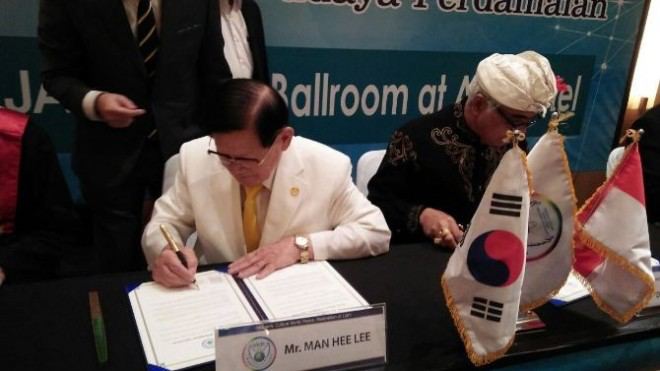 Lee Man-hee sebagai Chairman Heavenly Culture, World Peace, Restoration of Light (HWPL) dalam satu acara di Jakarta pada 2018 (Photo: Jambi Independent)
