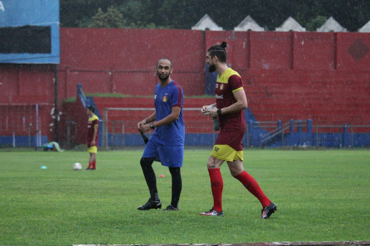 Urung didaftrakan ke PT LBI, Patrik Bordon tak dibawa ke Surabaya. (Foto: Fendhy Plesmana/Ngopibareng.id)