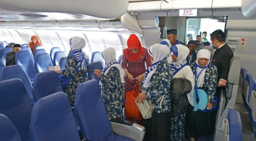 Ilustrasj jemaah umroh yang menggunakan maskapai penerbangan Lion Air. (Foto: Harnas)