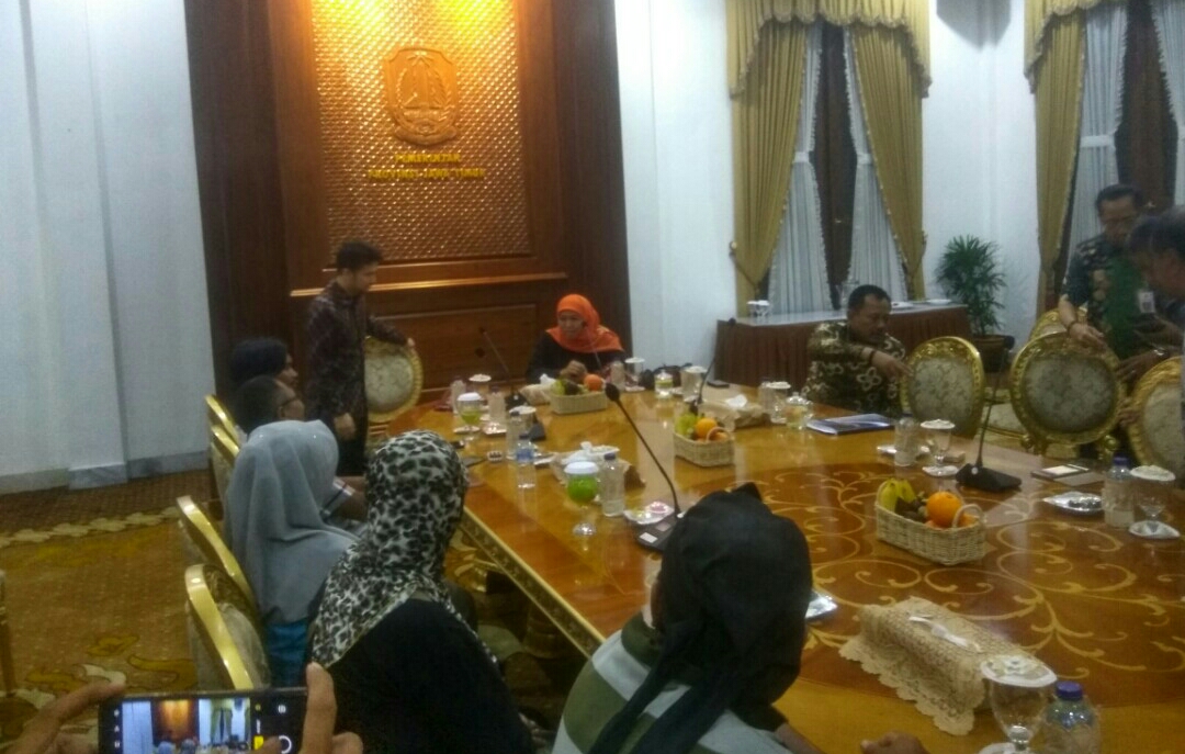 Khofifah Indar Parawansa selaku Gubernur Jatim, menemui warga penolak tambang di Gedung Grahadi. (Foto: Andhi Dwi/Ngopibareng.id)