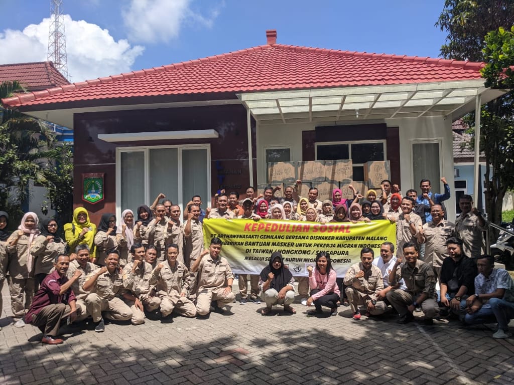 Disnaker Malang berfoto bersama usai penyerahan masker (Foto: istimewa)