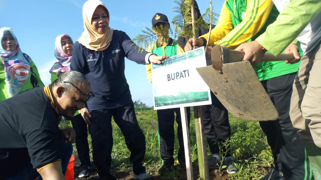 Bupati Kediri melakukan penanaman di lereng Kelud (Fendi Plesmana/Ngopibareng.id)