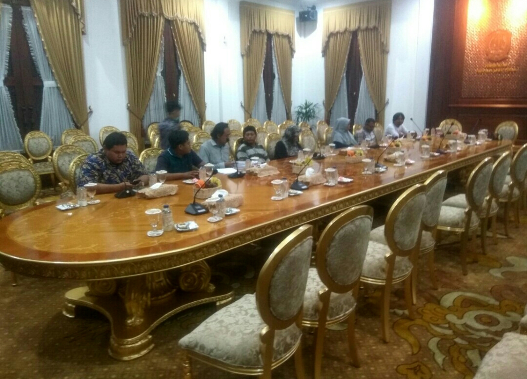 Warga Kecamatan Pesanggaran bersama dengan LBH dan Walhi, tengah menunggu kedatangan Khofifah di Gedung Grahadi Surabaya (Andik Dwi/Ngopibareng.id)