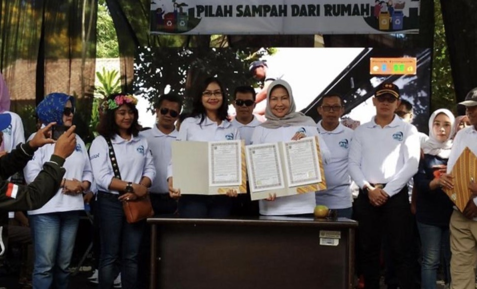 Penandatanganan MoU pembayaran BPJS Kesehatan dengan sampah. (Foto: BPJS Kesehatan)