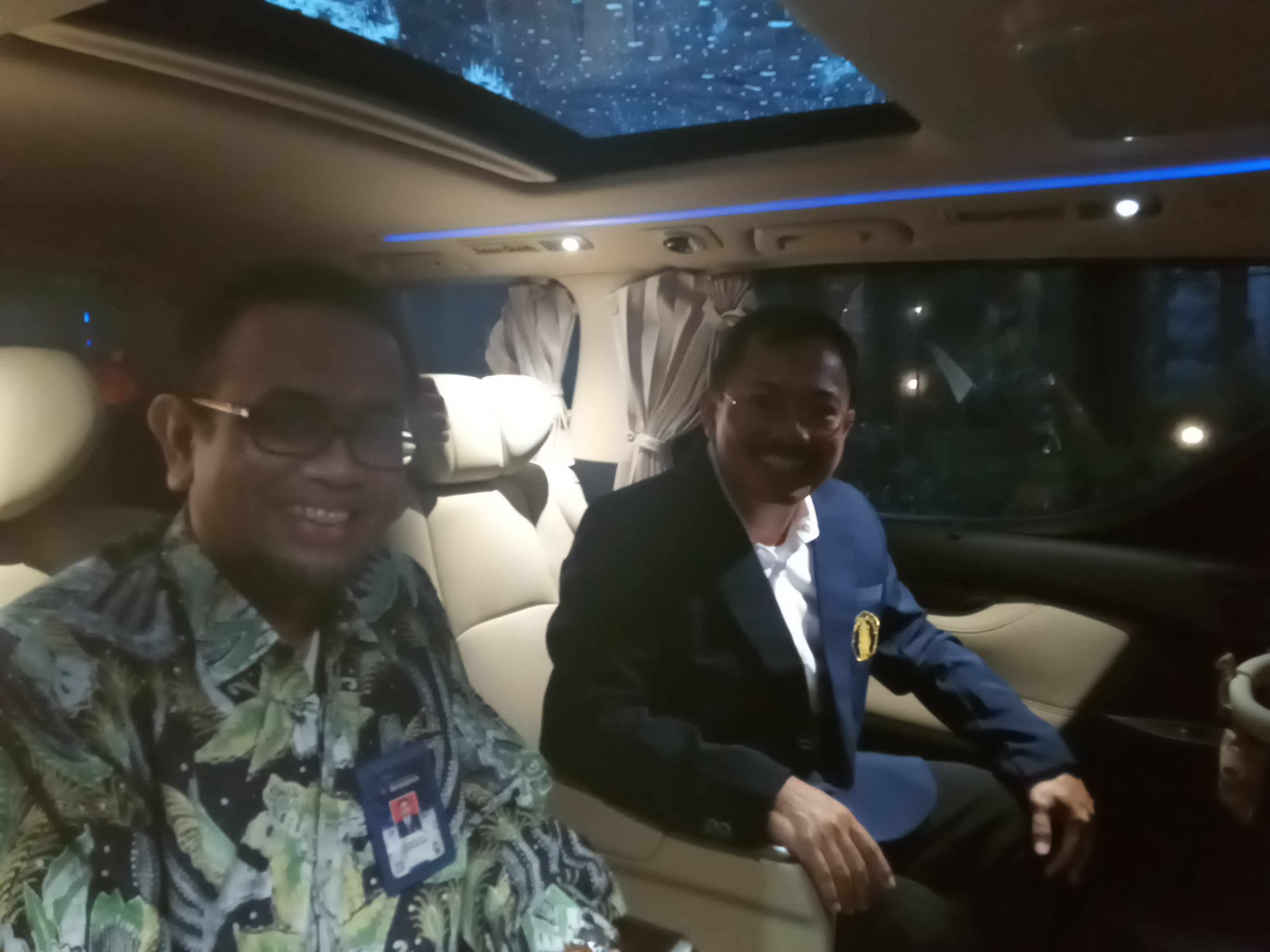 Menteri Kesehatan RI, Terawan Agus Putranto (jas biru) usai mengisi acara di Universitas Brawijaya, Malang (Foto: Lalu Theo/Ngopibareng.id)