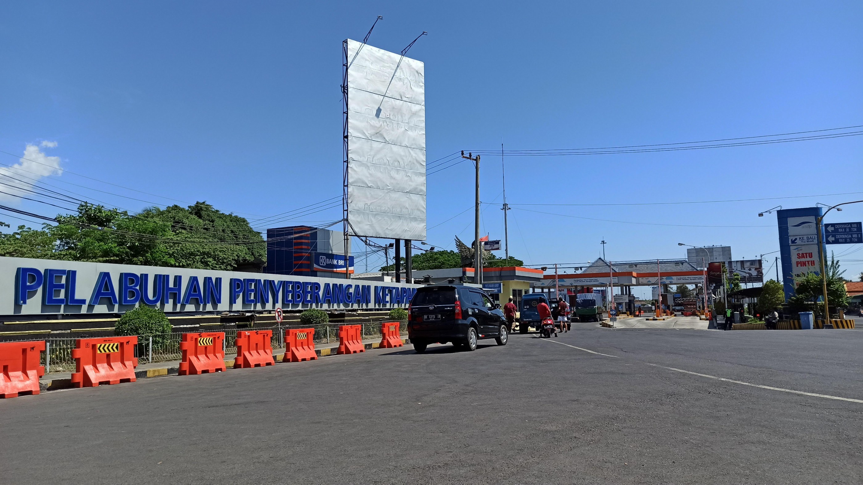 Pelabuhan penyeberangan Ketapang, Banyuwangi (foto: Hujaini/ngopibareng.id)