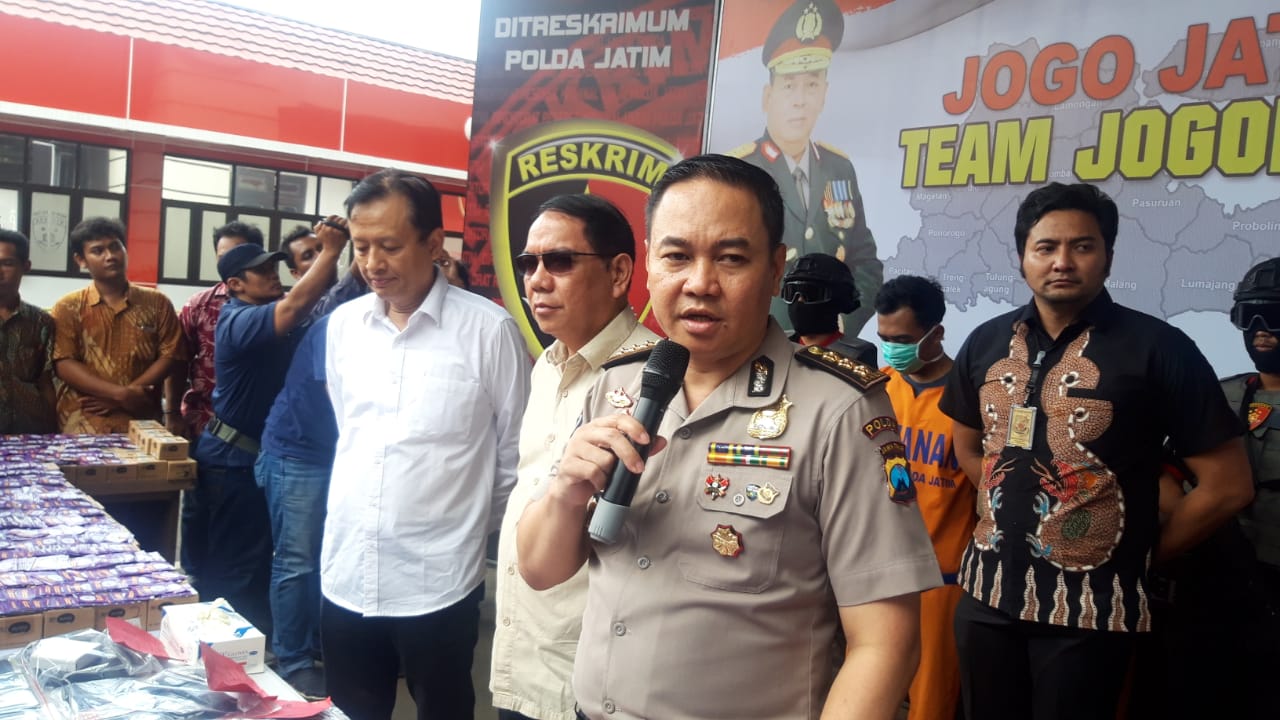 Kabid Humas Polda Jatim, Kombes Pol Trunoyudo Wisnu Andiko didampingi Direktur Ditreskrimum Polda Jatim, Kombes Pol R Pitra Andrias Ratulangie menyampaikan keterangan terkait pengembangan kasus ojol tuyul di Gedung Ditreskrimum Polda Jatim, Surabaya, Jumat 28 Februari 2020.