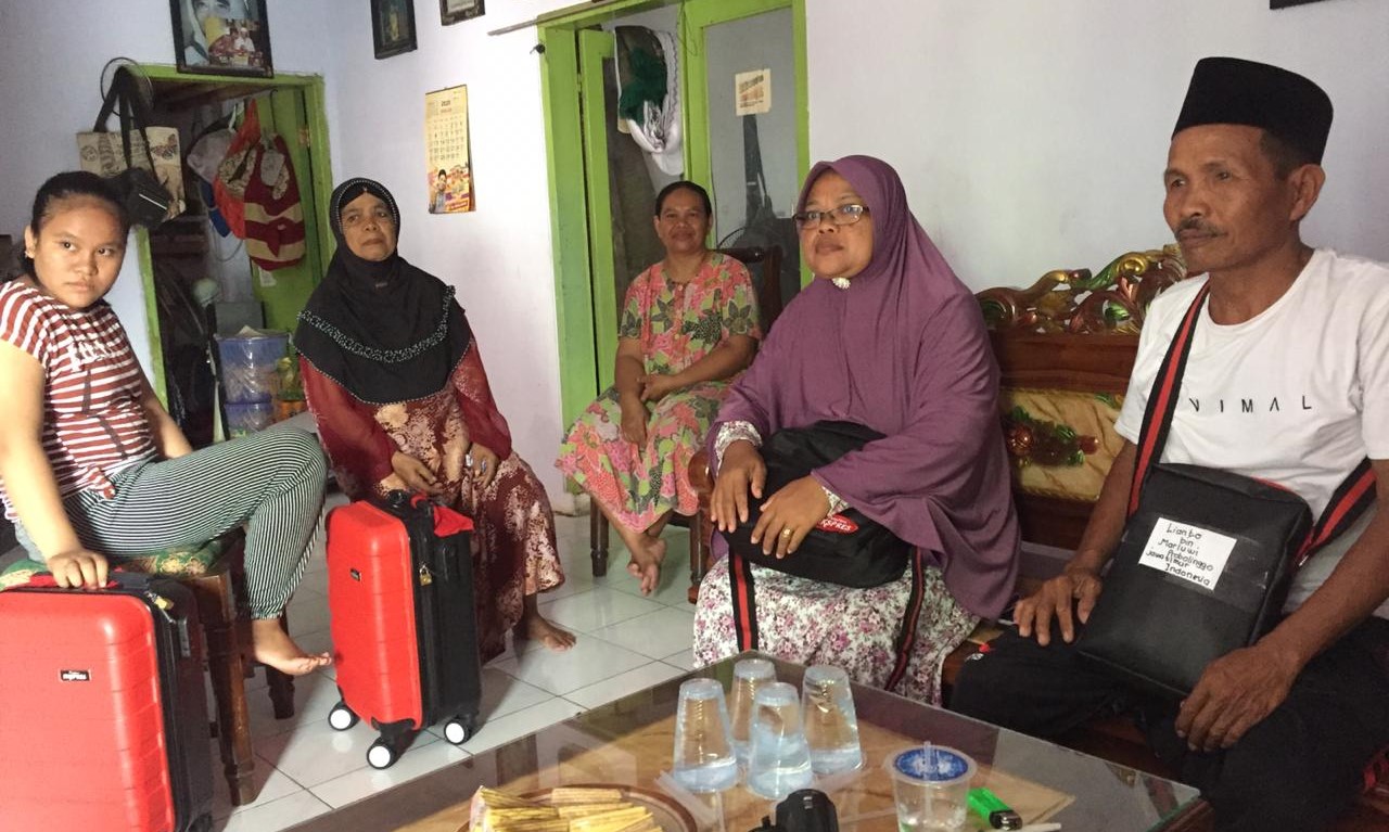 Lianto (kanan) dan istrinya, Siti Khodijah, warga Triwung Kidul, Kota Probolinggo gagal berangkat umrah. (Foto: Ikhsan Mahmudi/ngopibareng.id)