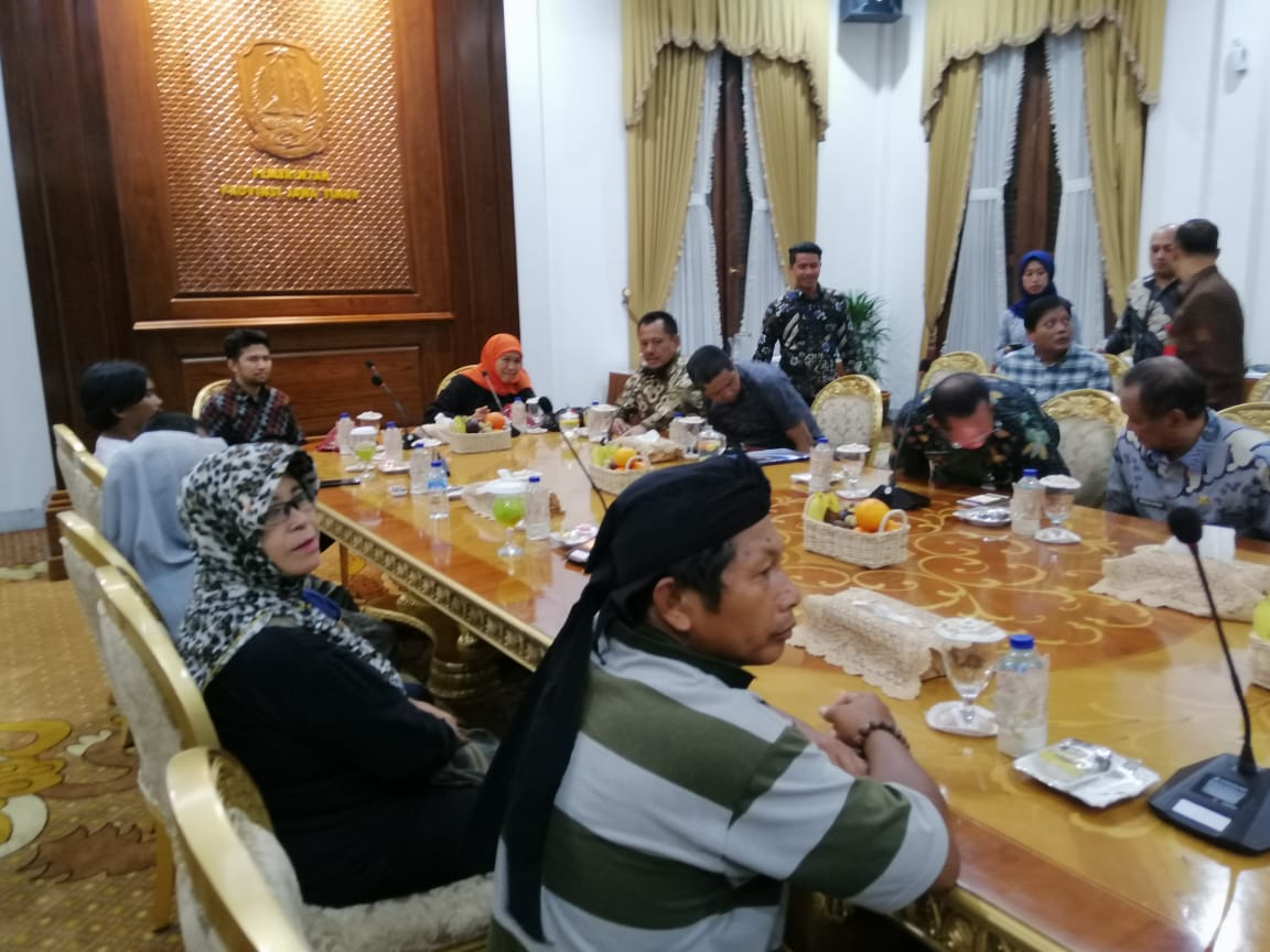 Warga penolak tambang Tumpang Pitu saat bertemu Gubernur Jawa Timur Khofifah Indar Parawansa dan wakilnya, Emil Dardak. (Foto: Andhi Dwi/Ngopibareng.id)