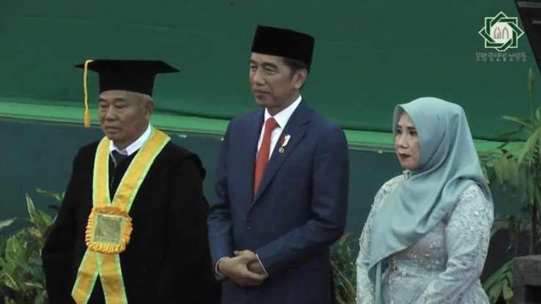 Prof KH Asep Saifuddin Chalim dan isterinya, bersama Presiden Joko Widodo di UIN Sunan Ampel Surabaya. (Foto: Muchit for Ngopibareng.id)