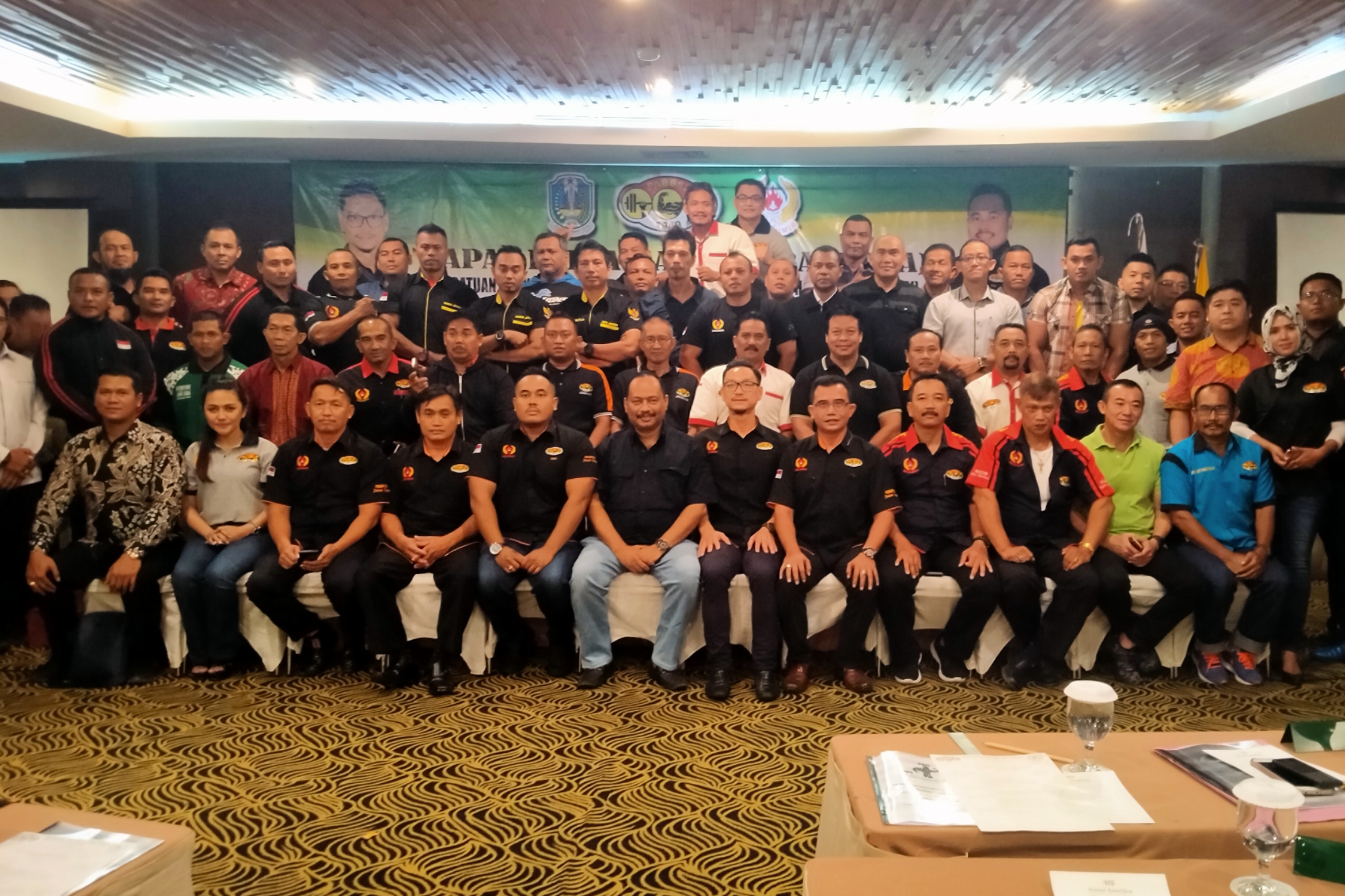 Ketua Harian KONI Jatim, M. Nabil (tengah duduk) foto bersama seluruh pengurus PABBSI, usai pembukaan Rakeprov di Hotel Santikan, Jalan Pandegiling, Surabaya, Sabtu 29 Februari 2020. (Foto: Fariz Yarbo/Ngopibareng.id)