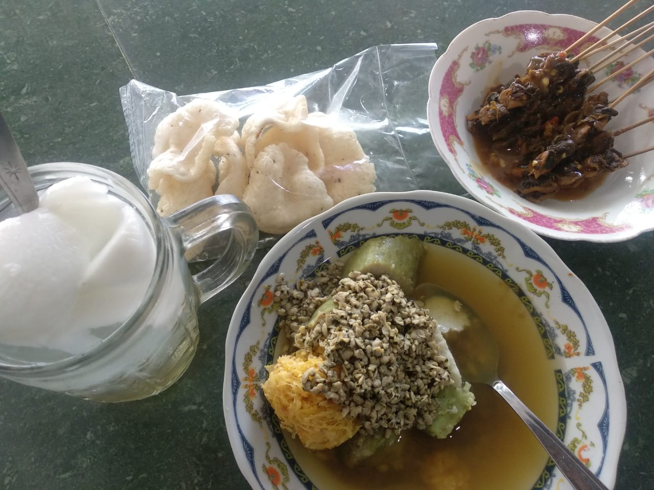 Lontong kupang lengkap dengan sate dan es Degan (Foto: Rizqi Mutqiyyah/Ngopibareng.id)