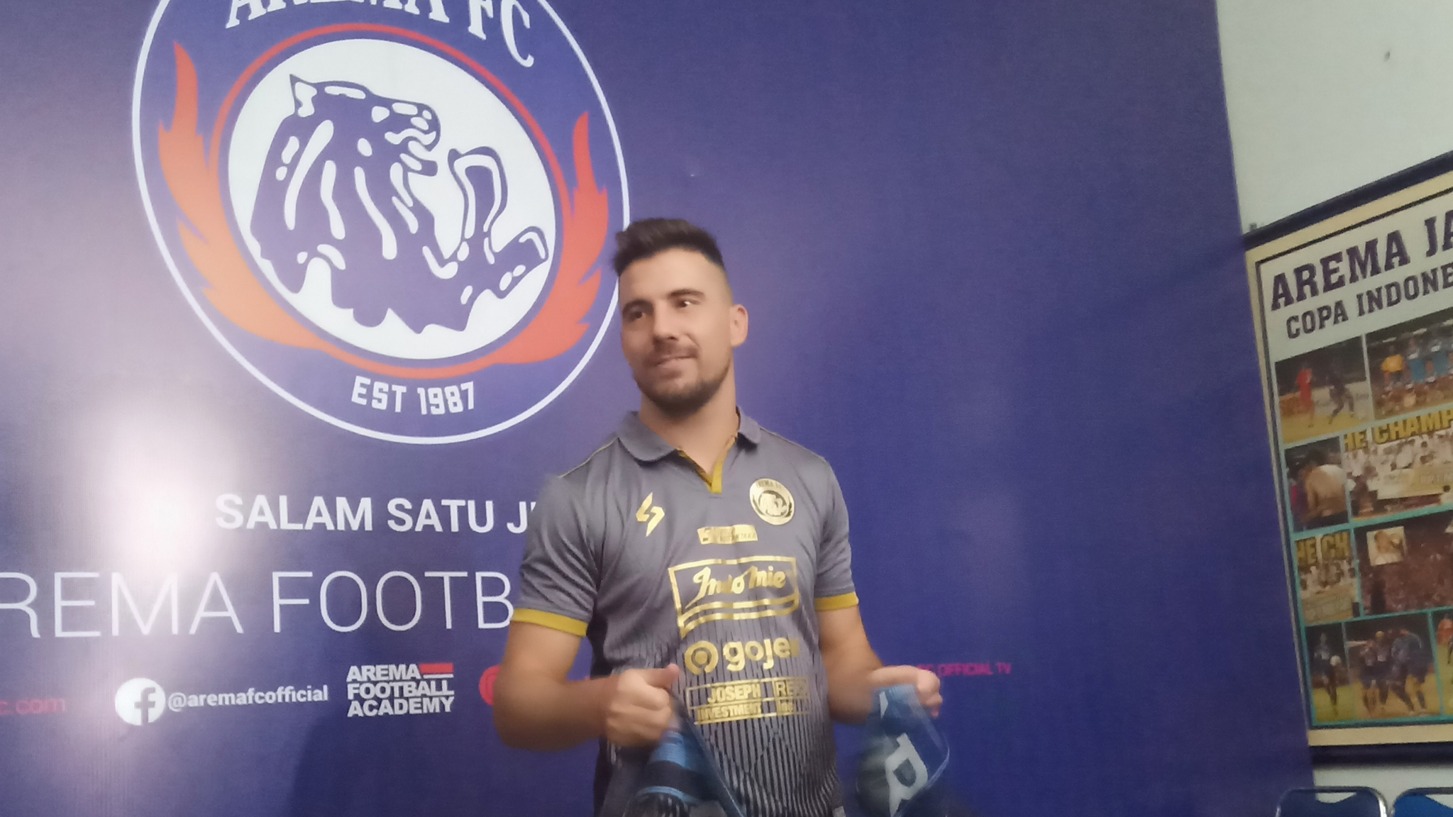 Pemain Arema FC, Jonathan Baumann saat berada di Kantor Arema FC (Foto: Lalu Theo/ngopibareng.id)