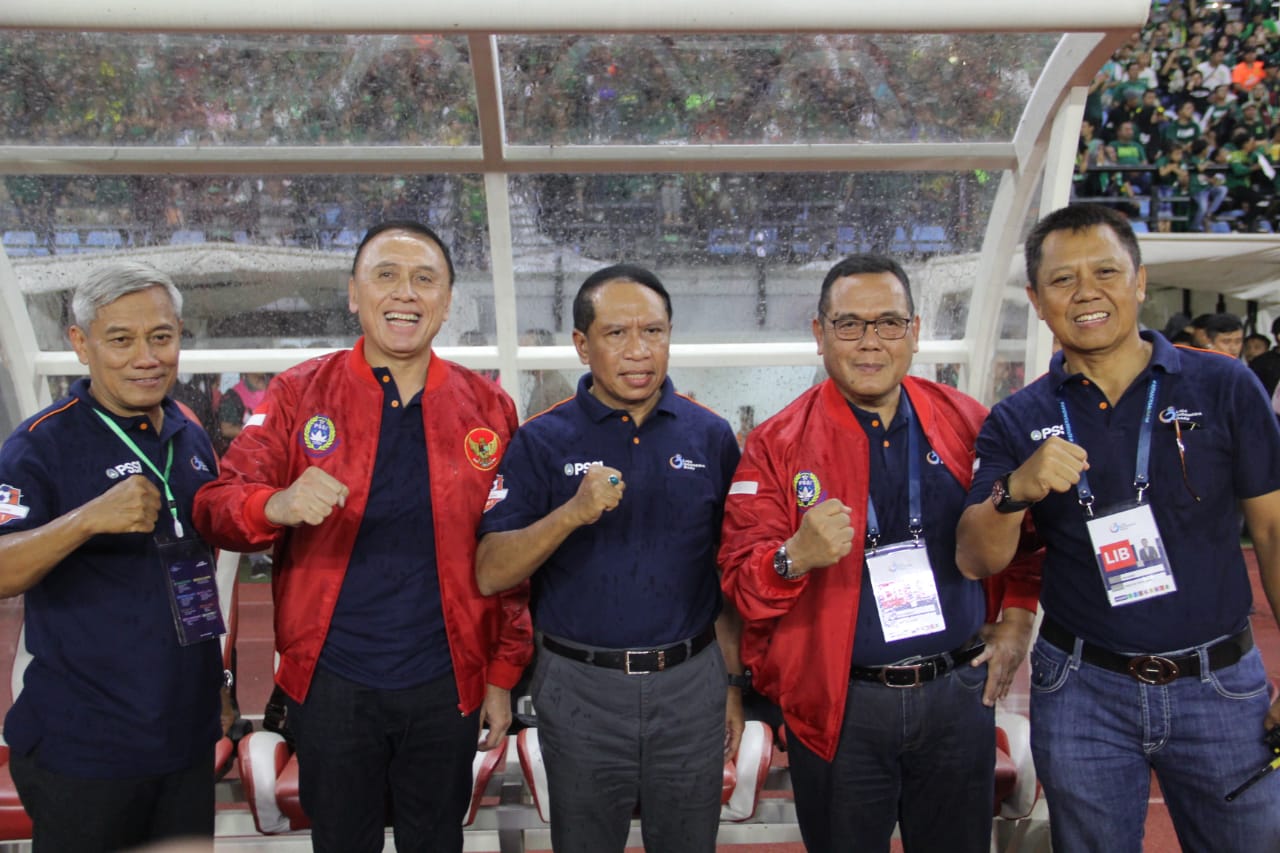 Menpora Zainudin Amali (tengah) bersama Ketum PSSI Mochamad Iriawan (kiri). (Foto: Stafsus Ketum PSSI)