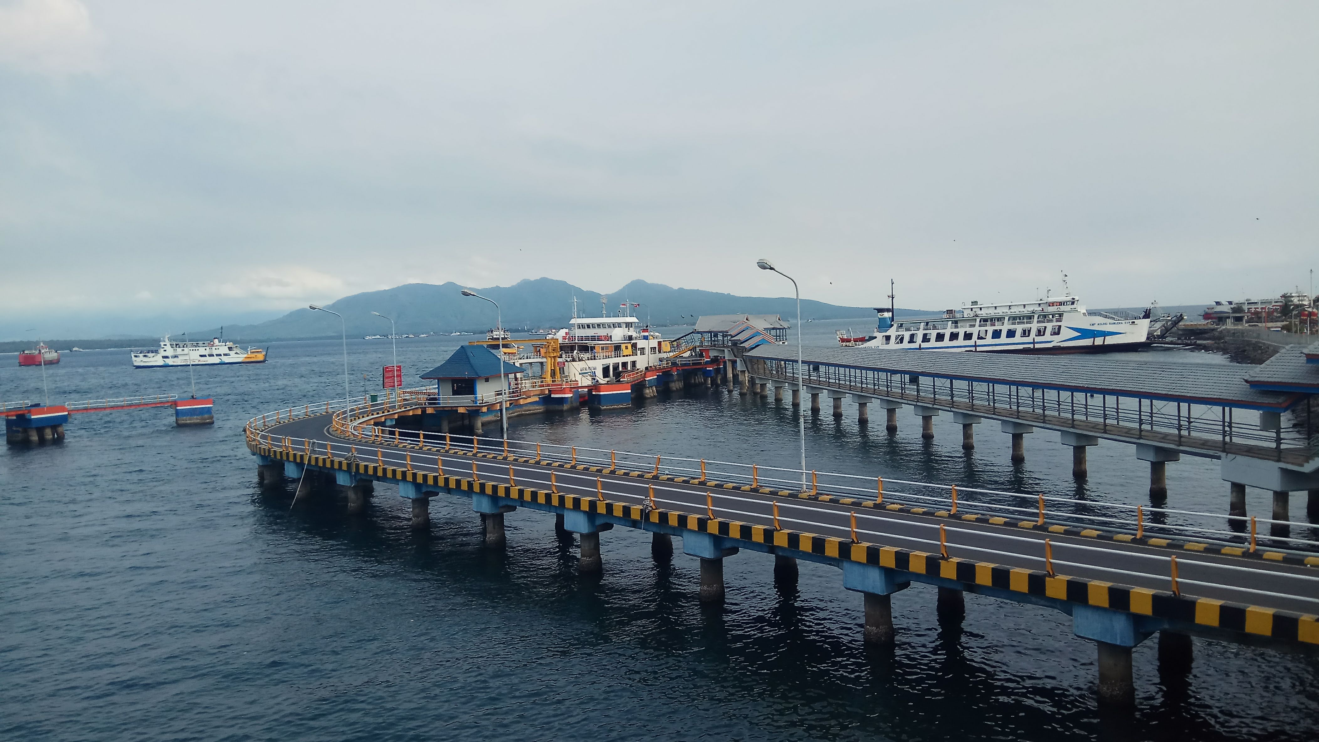 Aktivitas kapal di dermaga Pelabuhan Ketapang (foto: Hujaini/ngopibareng.id)