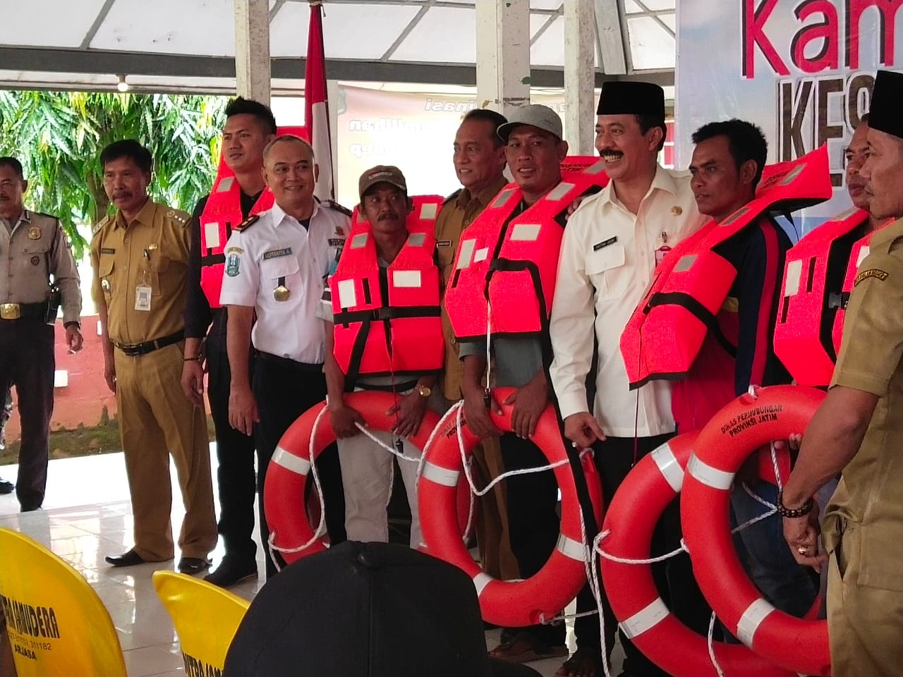 Fattah Jasin (nomor tiga dari kanan) melaksanakan bakti sosial di Pulau Kangean. (Foto: Istimewa)