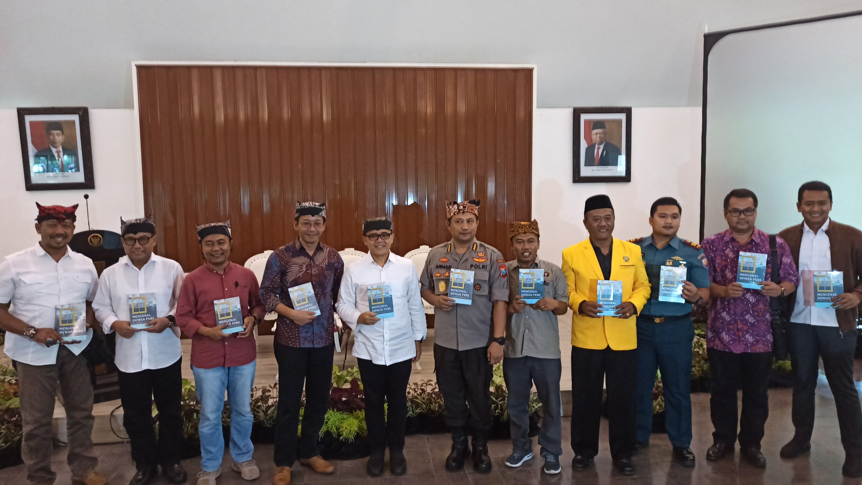 Komisioner Dewan Pers Agus Sudibyo (empat dari kiri) bersama Bupati Banyuwangi Abdullah Azwar Anas dan undangan seminar Mengenal Dewan Pers (foto: Hujaini/ngopibareng.id)