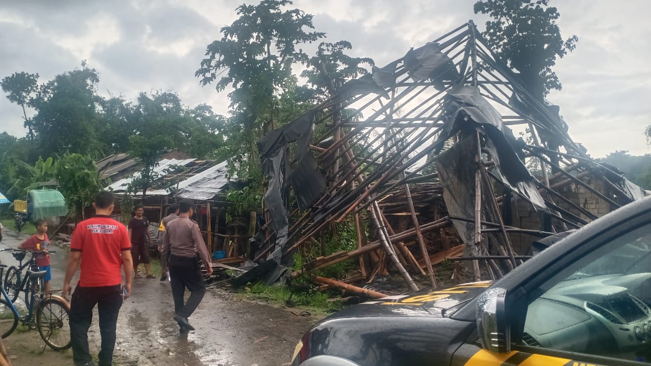 Petugas kepolisian melakukan pendataan di lokasi pasca angin puting beliung di Kediri. (Foto: Polsek Kandat ) 