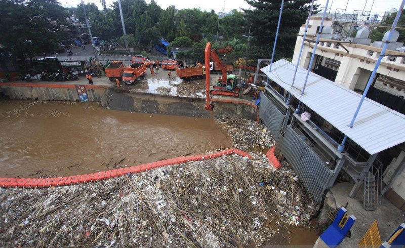 Pintu Air Manggarai. (Foto: Antara)